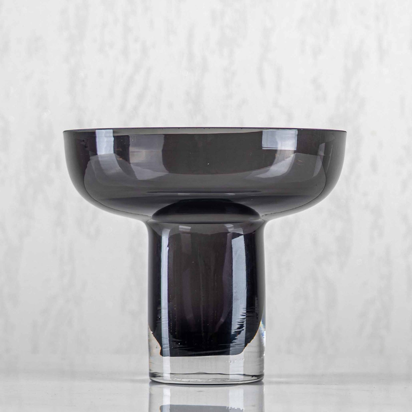 Vase en verre noir 177-3/4