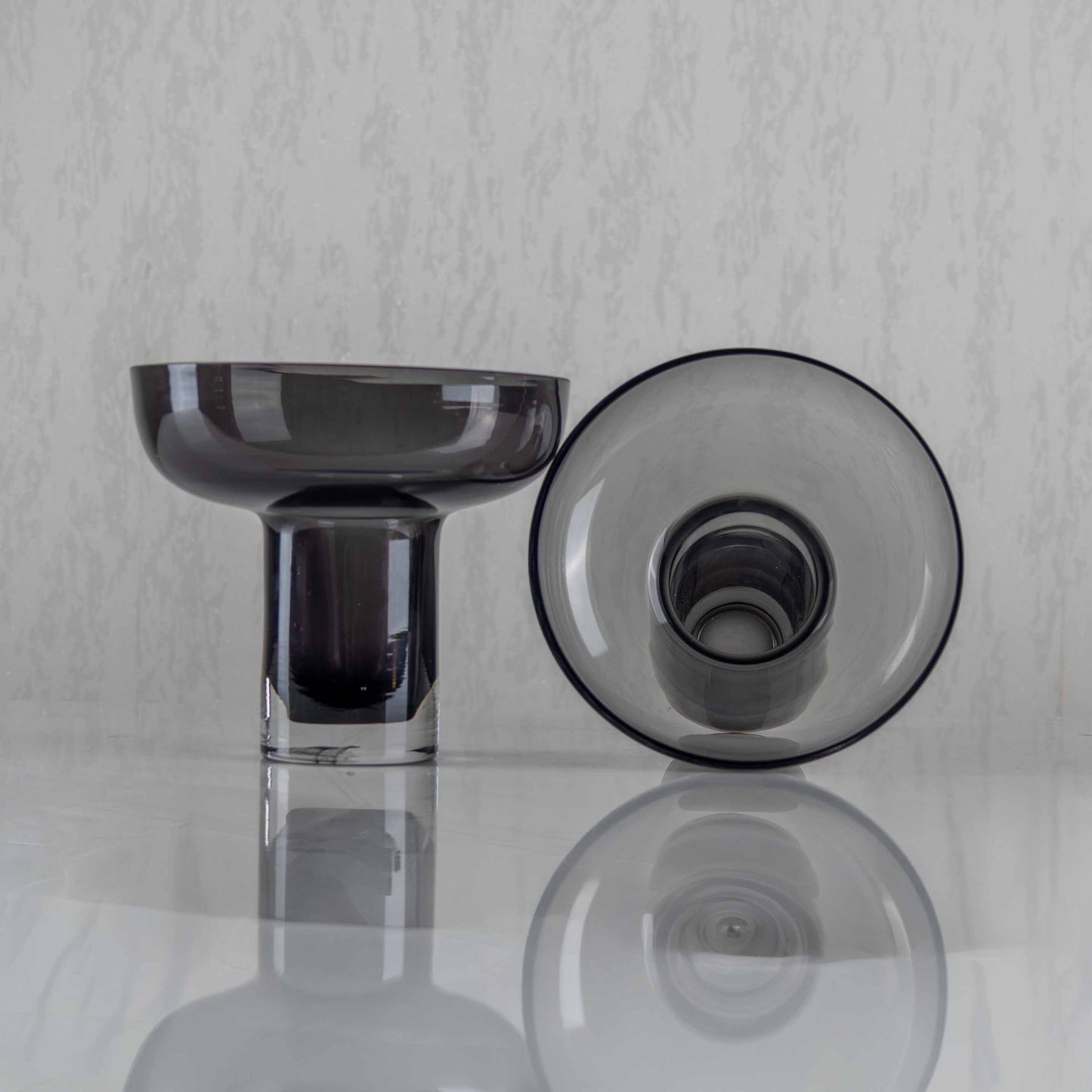 Vase en verre noir 177-3/4